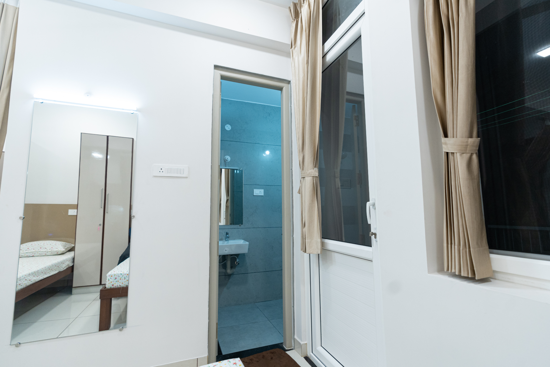 Deluxe Room - AC furnished room at ladies hostel in Saravanampatti Coimbatore