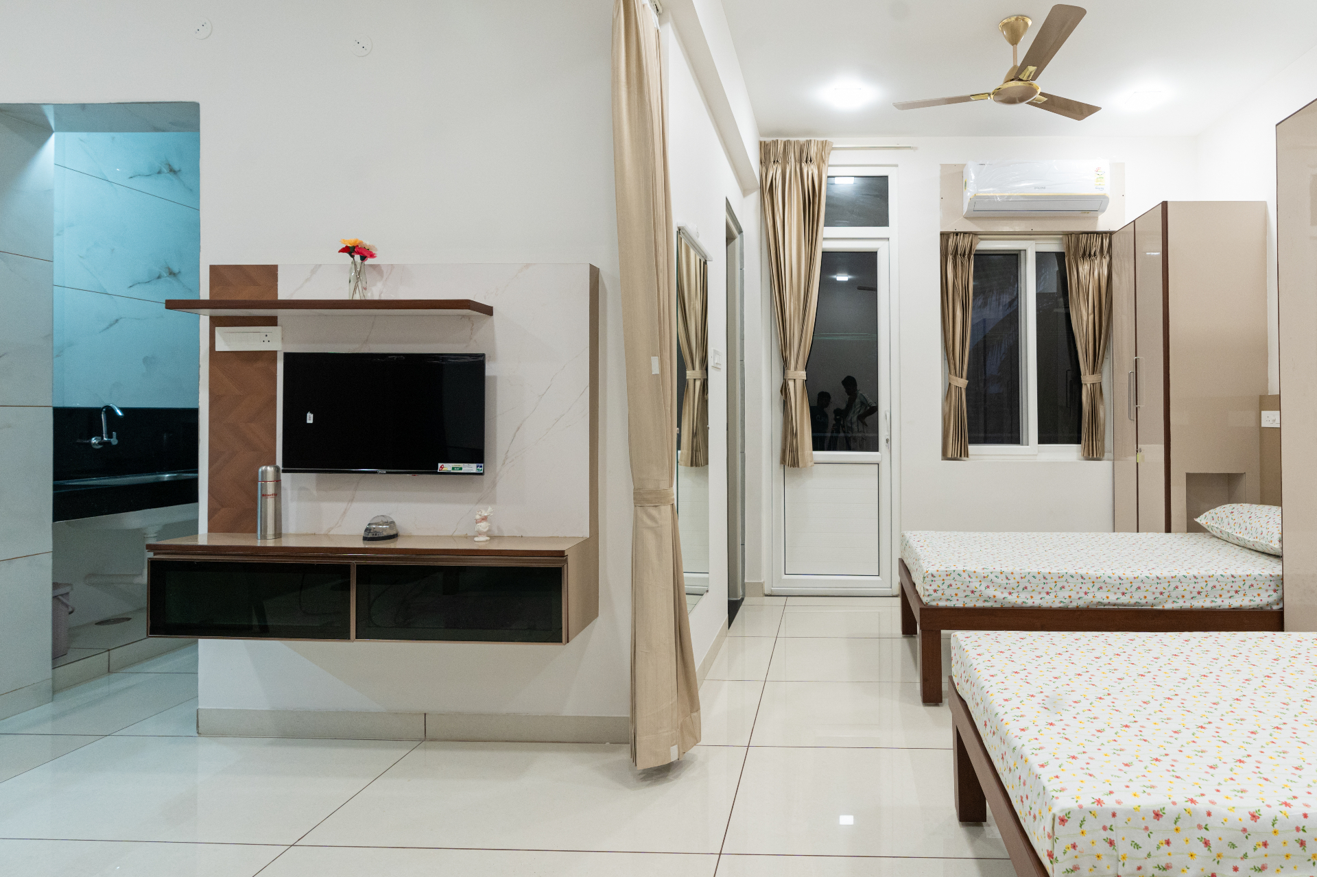 Suite Room - AC furnished room at ladies hostel in Saravanampatti Coimbatore